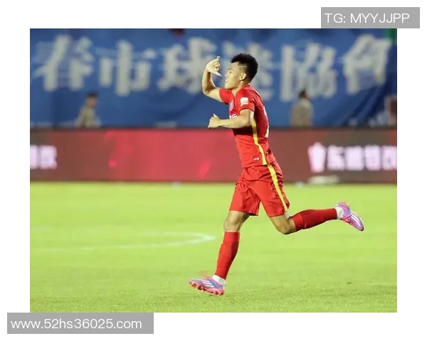 中超联赛谭龙表现出色助力球队争冠展现个人风采与团队精神 中超联赛谭龙表现出色助力球队争冠展现个人风采与团队精神